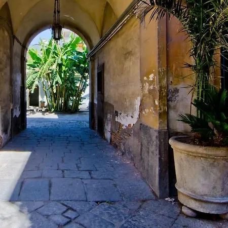 Via Crociferi / Center