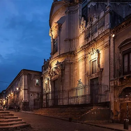 Via Crociferi / Center *