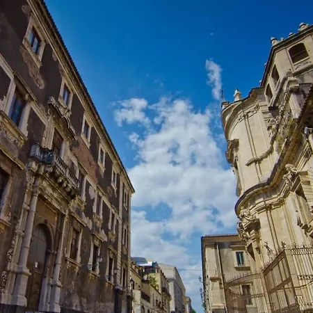Via Crociferi / Center