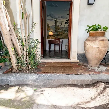 Via Crociferi / Center Apartment *